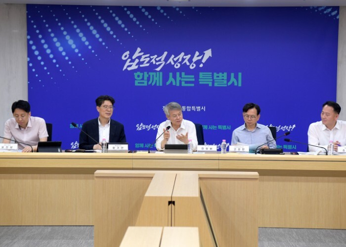 전남광주시, 반도체지원단 시작으로 업무공유회 순차 개최 민형배 특별시장, 반도체 클러스터·고수온 대책 직접 챙겨